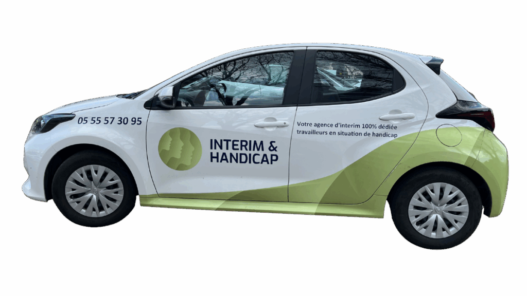 Véhicule floqué avec le logo d'Intérim & Handicap