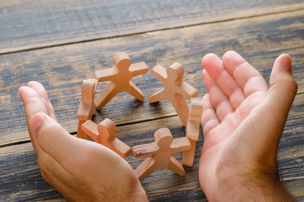 Des mains qui encercle des personnages qui fond la ronde