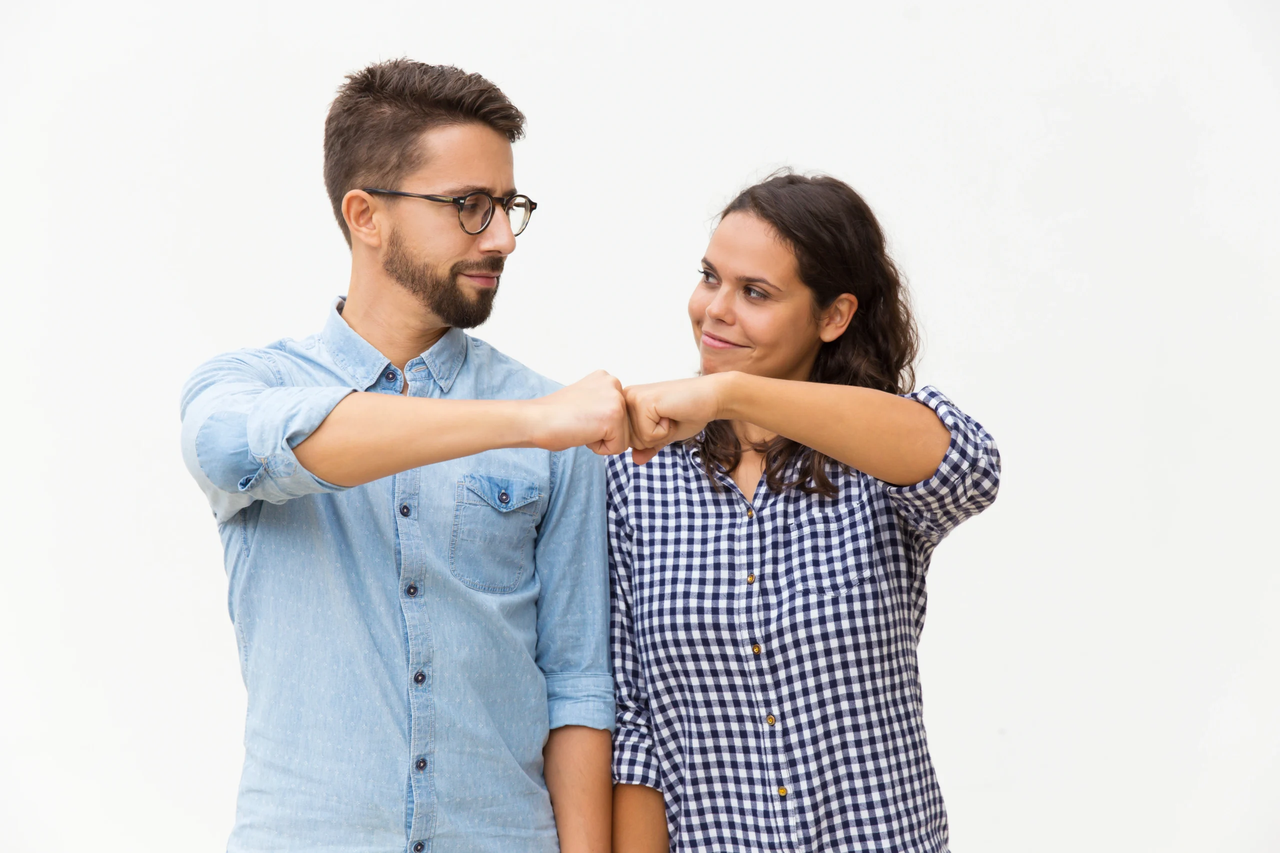 Homme et femme qui check